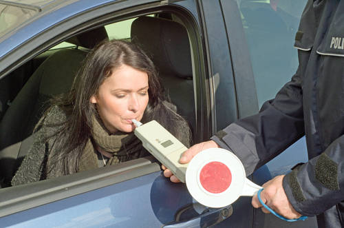 foto que muestra las pruebas clínicas del estado de sobriedad del conductor por parte de un policía