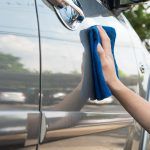 Cómo lavar tu coche a mano sin agua
