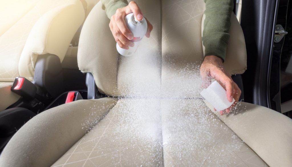 Cómo quitar las manchas de la tapicería del coche