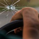 Conducir con el parabrisas astillado: cuál es el riesgo