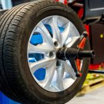 ¿Cuál es el propósito de equilibrar los neumáticos?